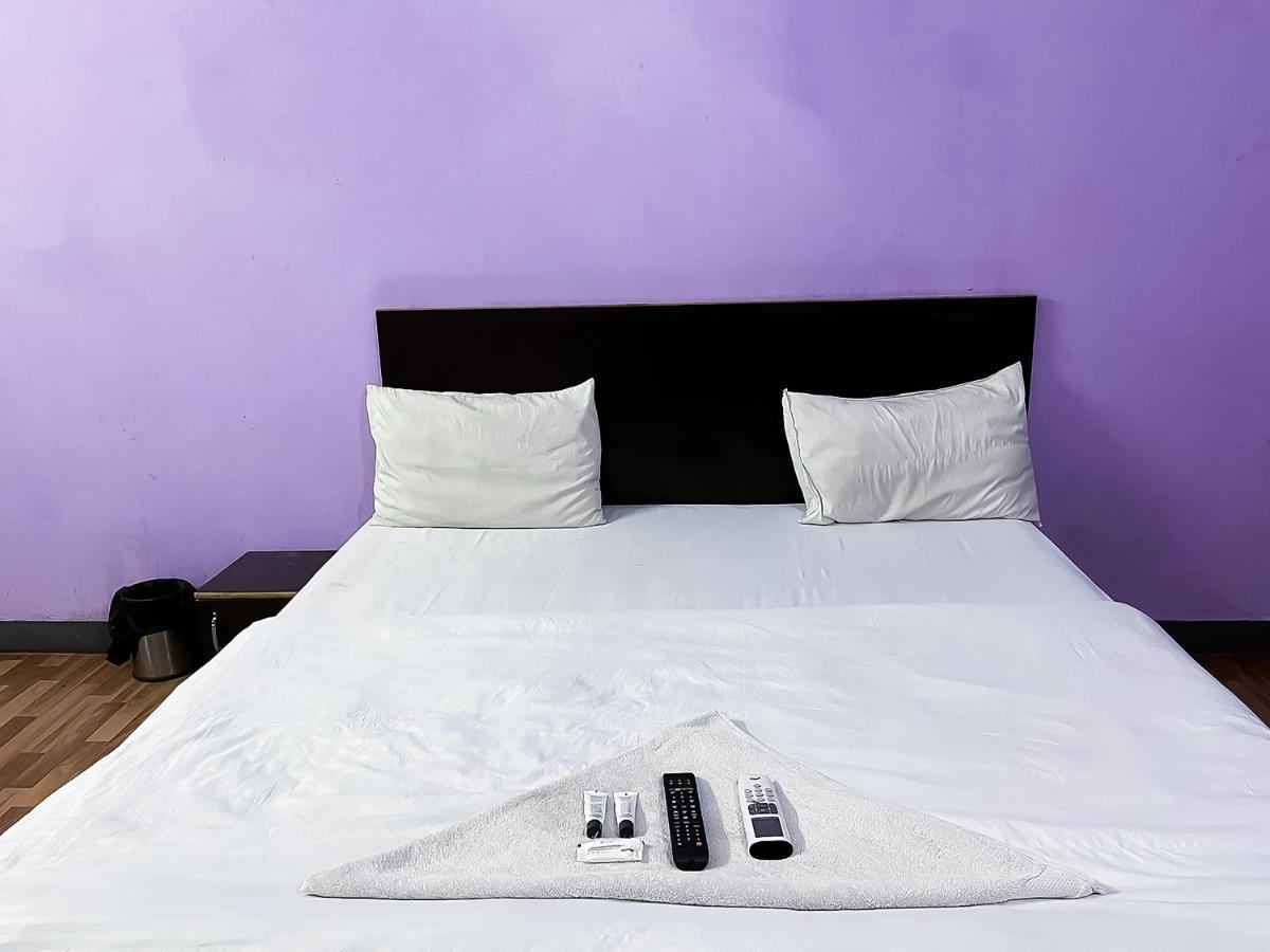Roomshala 119 Jps Near Pvr Vikas Puri 3* New Delhi