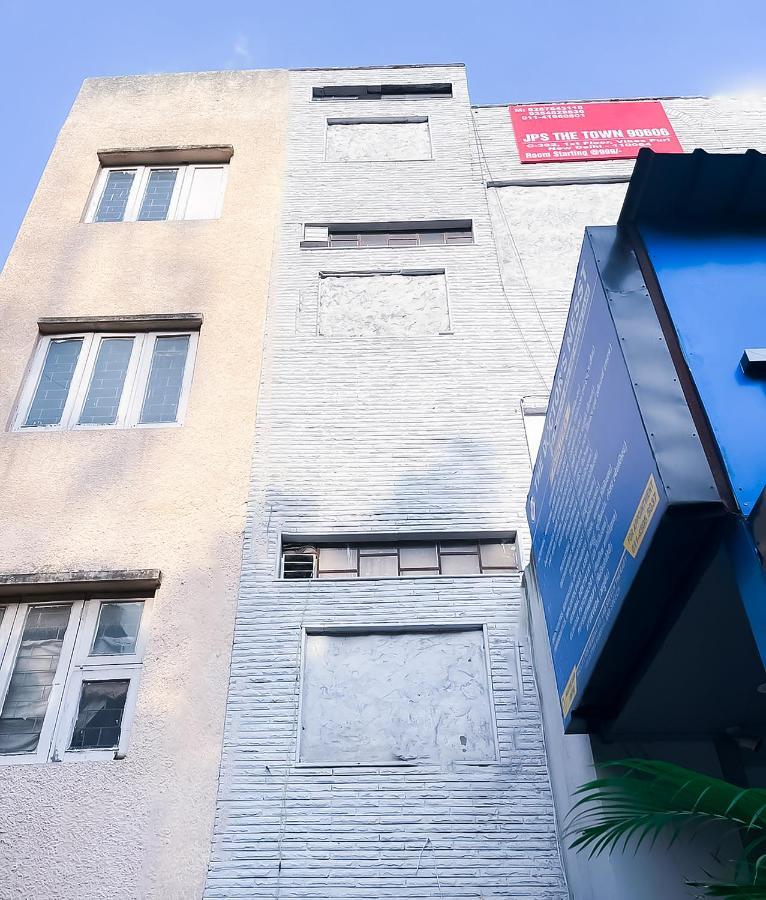 Hotel Roomshala 119 Jps Near Pvr Vikas Puri New Delhi